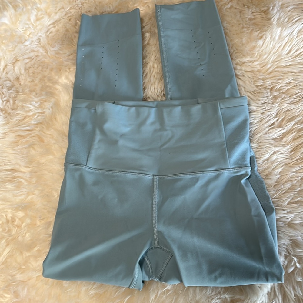 Lululemon size 6 - Picture 3 of 3